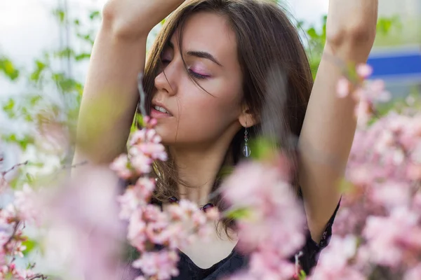 Retrato de menina bonita jovem em flores — Fotografia de Stock