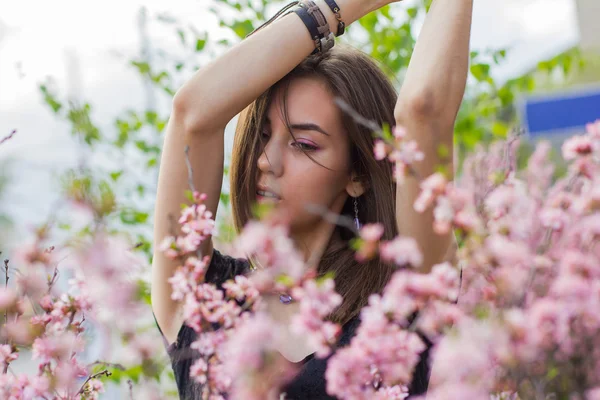 Retrato de niña hermosa en flores —  Fotos de Stock