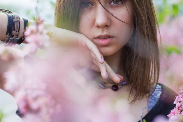 Retrato de menina bonita jovem em flores — Fotografia de Stock