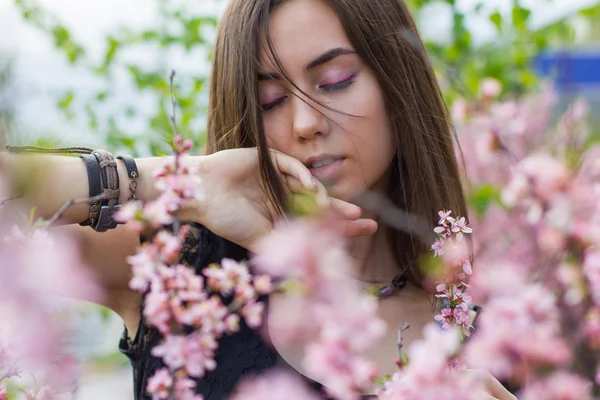 Retrato de niña hermosa en flores —  Fotos de Stock