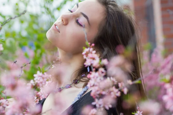 Porträt eines jungen schönen Mädchens in Blumen — Stockfoto