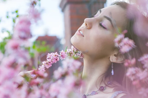 Portrait of young beautiful girl in flowers — Stock Photo, Image