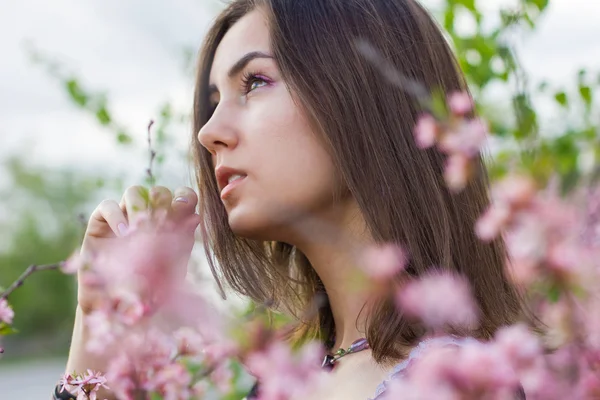 Porträtt av ung vacker flicka i blommor — Stockfoto