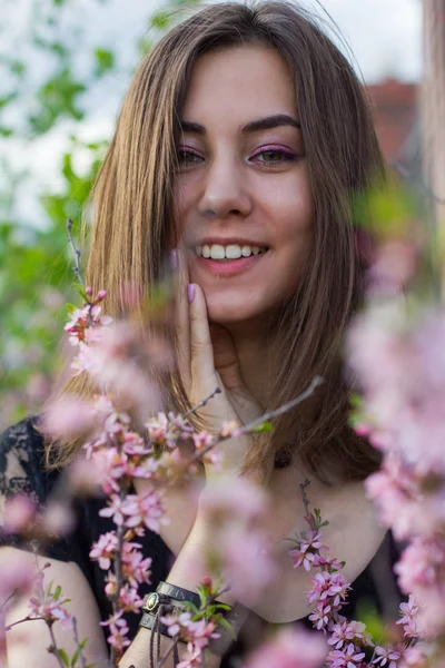 Retrato de menina bonita jovem em flores — Fotografia de Stock