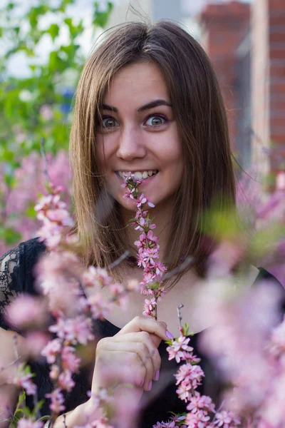 Ritratto di giovane bella ragazza in fiori — Foto Stock