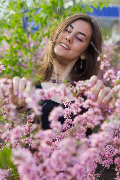 Retrato de menina bonita jovem em flores — Fotografia de Stock