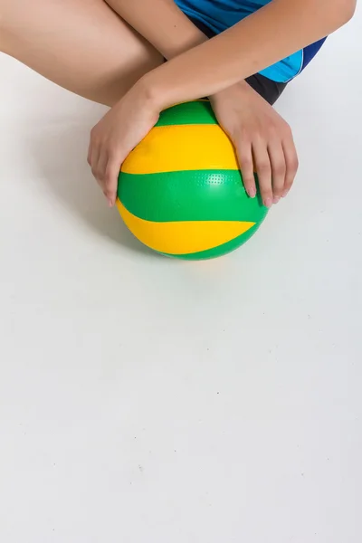 Jovem mulher esportiva com bola de vôlei isolada — Fotografia de Stock