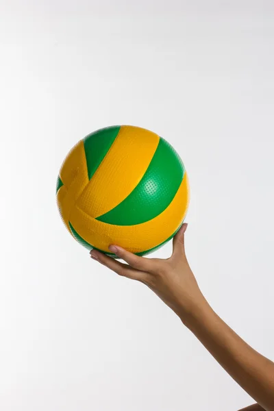 Jovem mulher esportiva com bola de vôlei isolada — Fotografia de Stock