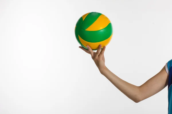 Mujer joven deportiva con pelota de voleibol aislada — Foto de Stock