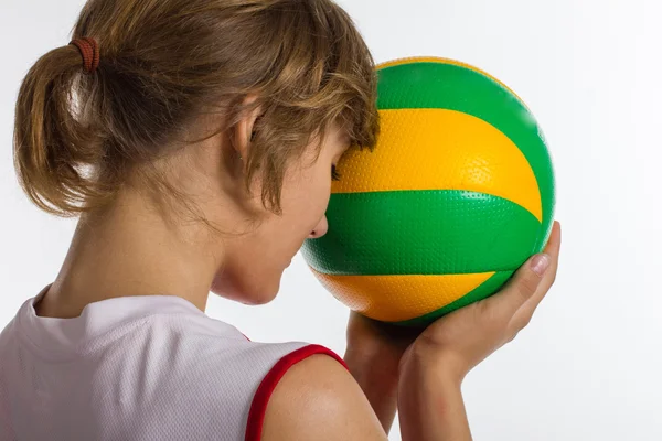 Giovane donna sportiva con pallavolo isolato — Foto Stock