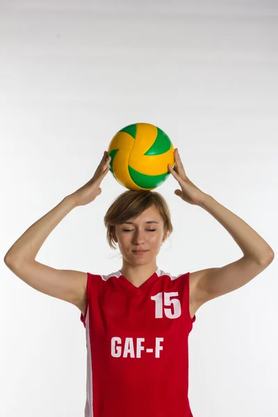 Junge Sportlerin mit Volleyball isoliert — Stockfoto