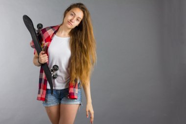 stüdyoda bir kaykay ile bir kız portresi