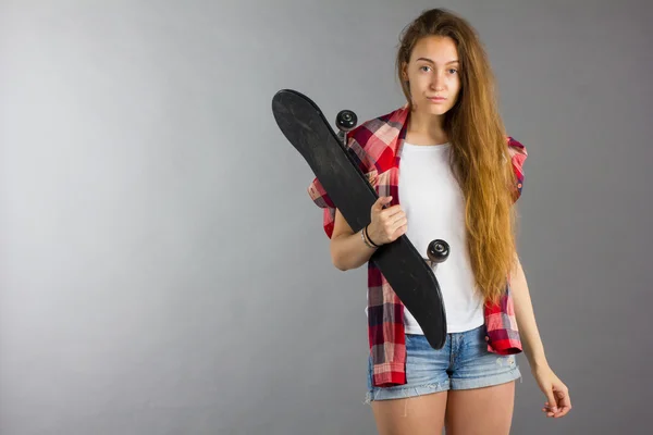 Portrait of a girl with a skateboard in the Studio — Stock Photo, Image