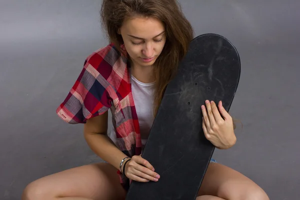 Porträt eines Mädchens mit Skateboard im Studio — Stockfoto