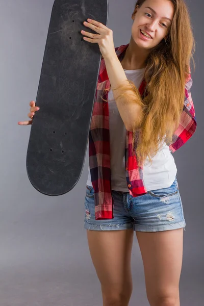 Portretul unei fete cu skateboard în studio — Fotografie, imagine de stoc