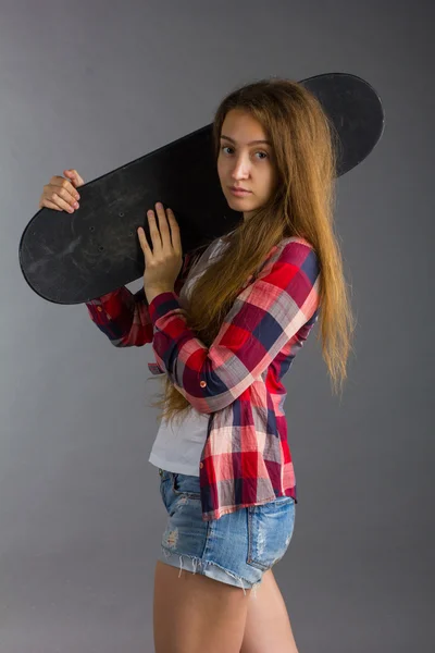 Portretul unei fete cu skateboard în studio — Fotografie, imagine de stoc