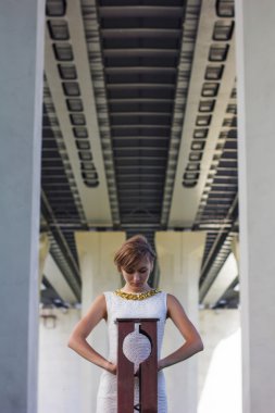 Beyaz bir elbise genç güzel sarışın