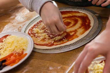 Çocuk mutfakta pizza hazırlamak