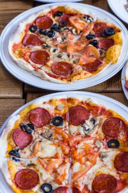 Mutfakta taze hazırlanmış lezzetli pizza