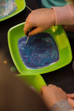 çocuklar tabakları renklerde deneyin