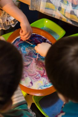 çocuklar tabakları renklerde deneyin