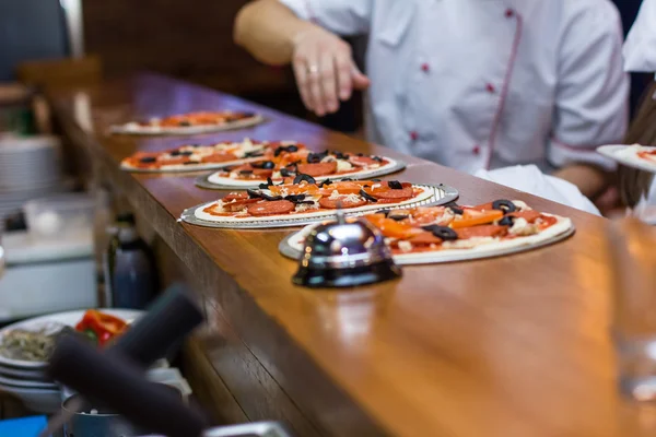 As crianças preparam a pizza na cozinha — Fotografia de Stock