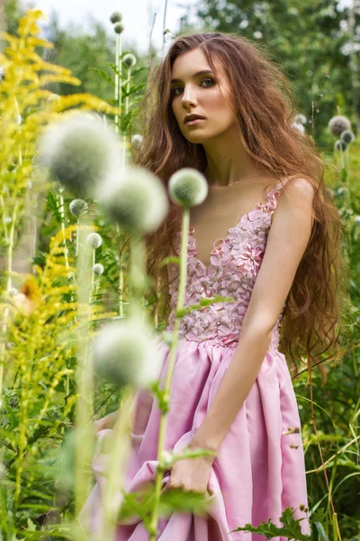 Porträtt av en söt flicka i en rosa klänning — Stockfoto