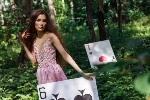 Retrato de uma jovem em um vestido rosa como Alice no País das Maravilhas — Fotografia de Stock