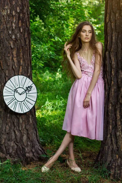 Portrait d'une jeune fille en robe rose comme Alice au pays des merveilles — Photo