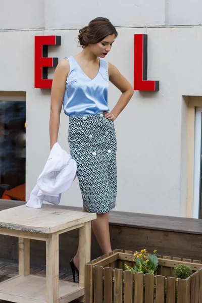 Fashionabla flicka i en blus står på gatan — Stockfoto