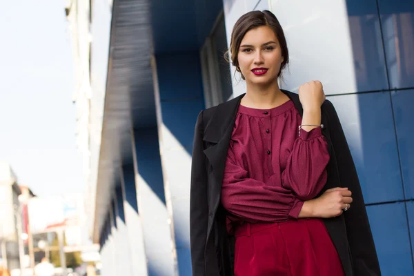 Mode stilvolle Geschäftsfrau auf der Straße — Stockfoto