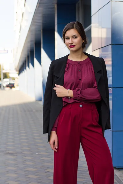 Fashion stylish business woman on the street — Stock Photo, Image