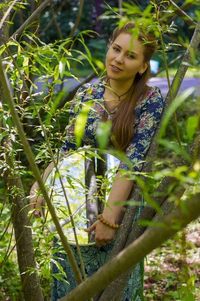Ritratto di una ragazza con uno specchio nel bosco — Foto Stock
