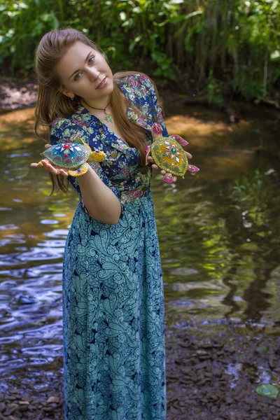 Portrait d'une jolie fille avec des tortues — Photo