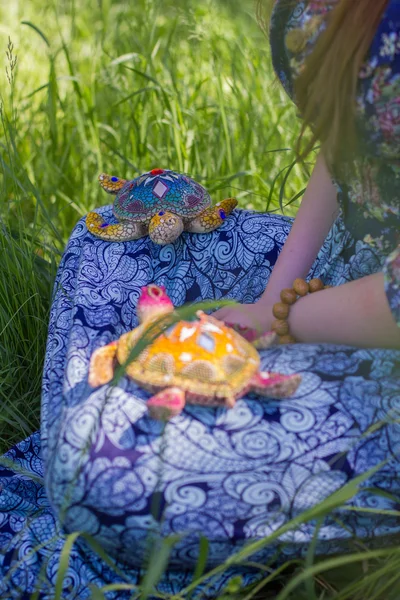Dívka rozjímá o povaze s želvy — Stock fotografie