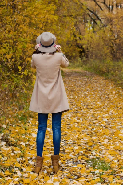 Roztomilá dívka v kabátě v podzimním lese — Stock fotografie