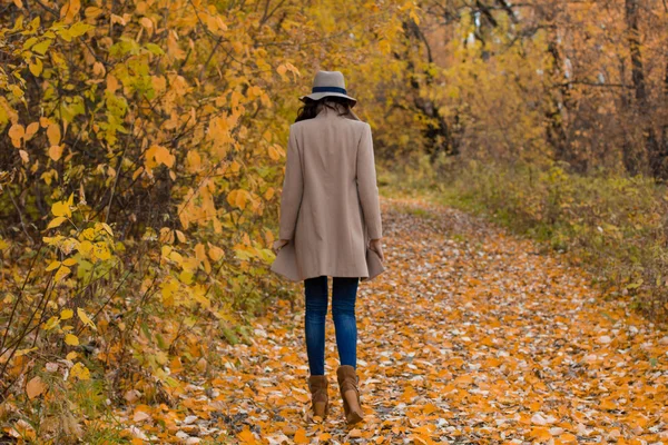 Belle fille dans le manteau regarde vers l'avenir — Photo