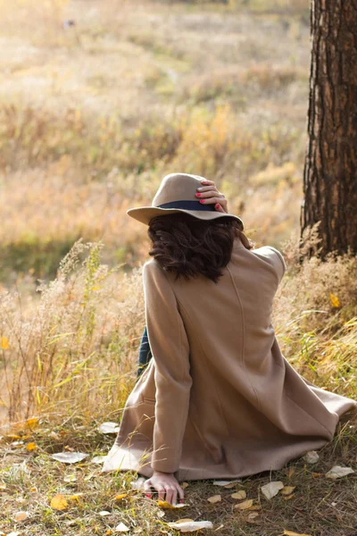 Hermosa joven disfrutando del otoño —  Fotos de Stock