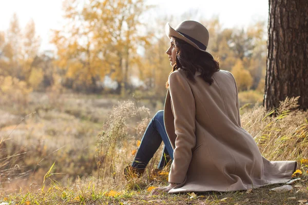 Belle jeune femme profitant de l'automne — Photo