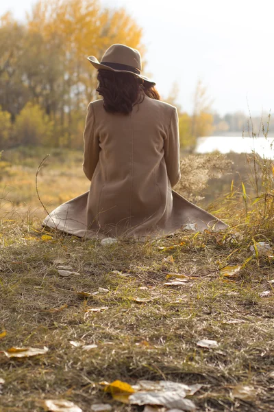 Krásná mladá žena se těší na podzim — Stock fotografie
