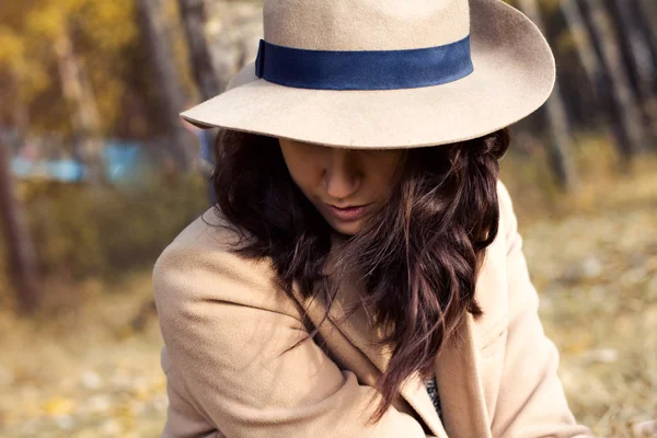 Ragazza elegante in un cappotto di autunno e cappello — Foto Stock