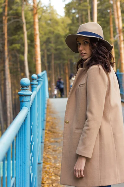 Bella ragazza nel cappotto guarda avanti — Foto Stock