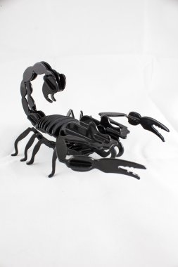 Beyaz arka plan üzerinde metalden yapılmış güzel siyah Akrep