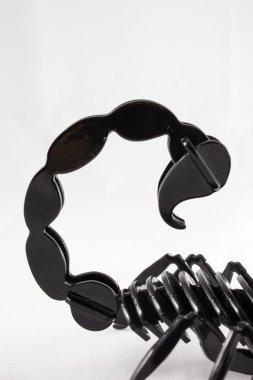 Beyaz arka plan üzerinde metalden yapılmış güzel siyah Akrep