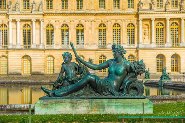 Versailles Sarayı 'nın Paris yakınlarında güzel açık hava bahçeleri var. Versailles Sarayı bir kraliyet kalesiydi ve UNESCO Dünya Mirasları Listesine eklendi..