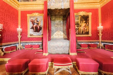 Versailles Sarayı 'nın Paris yakınlarında güzel açık hava bahçeleri var. Versailles Sarayı bir kraliyet kalesiydi ve UNESCO Dünya Mirasları Listesine eklendi..