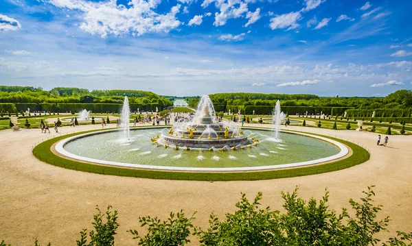 Versailles Sarayı 'nın Paris yakınlarında güzel açık hava bahçeleri var. Versailles Sarayı bir kraliyet kalesiydi ve UNESCO Dünya Mirasları Listesine eklendi..