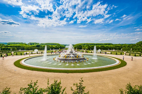 フランスのパリの近くに美しい屋外庭園を持つ有名な宮殿ヴェルサイユ ヴェルサイユ宮殿は王家の城で ユネスコの世界遺産に登録されました — ストック写真