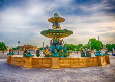 Paris dünyanın en turistik şehirlerinden biridir.