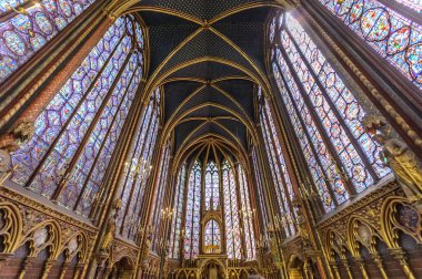 Paris dünyanın en turistik şehirlerinden biridir.